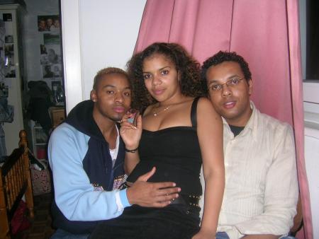 MOI BRUNO QUI CACHE MON VENTRE ET MON ONCLE JOAO A MES 22 ANS